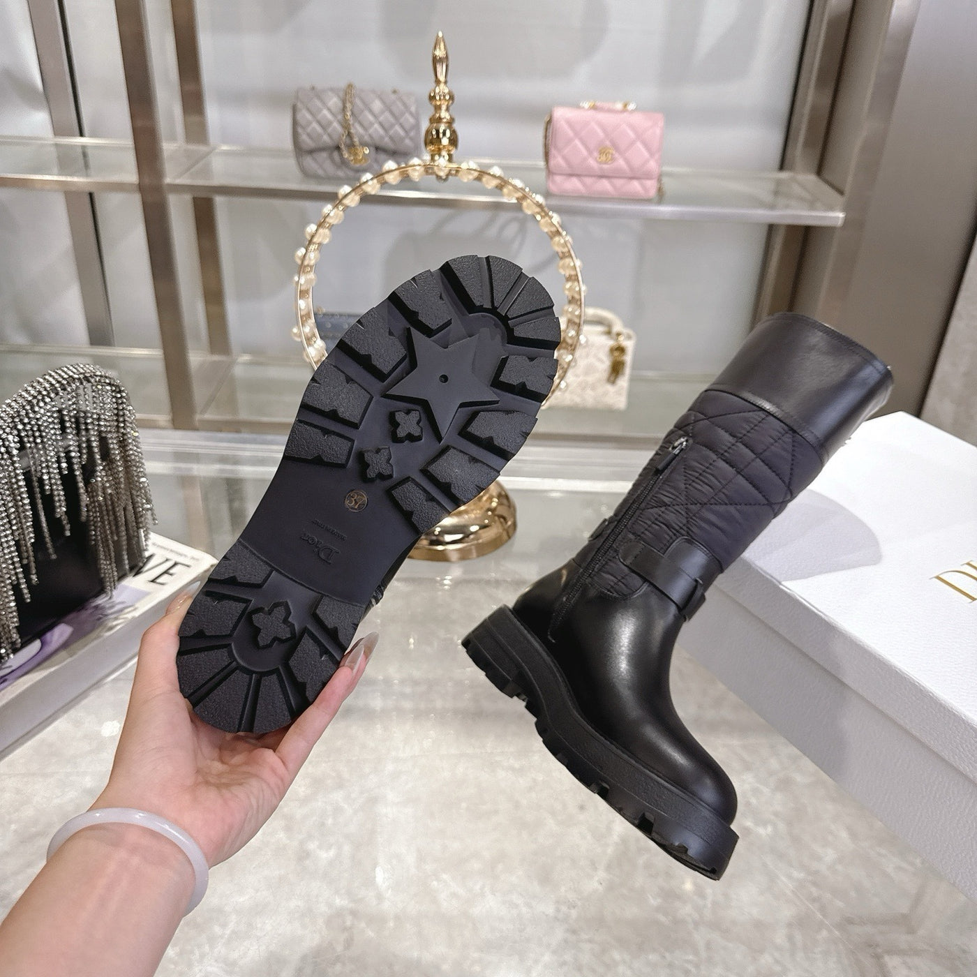 La Botte Matelassée Haute Couture : L'Allure Parisienne Audacieuse et Déterminée