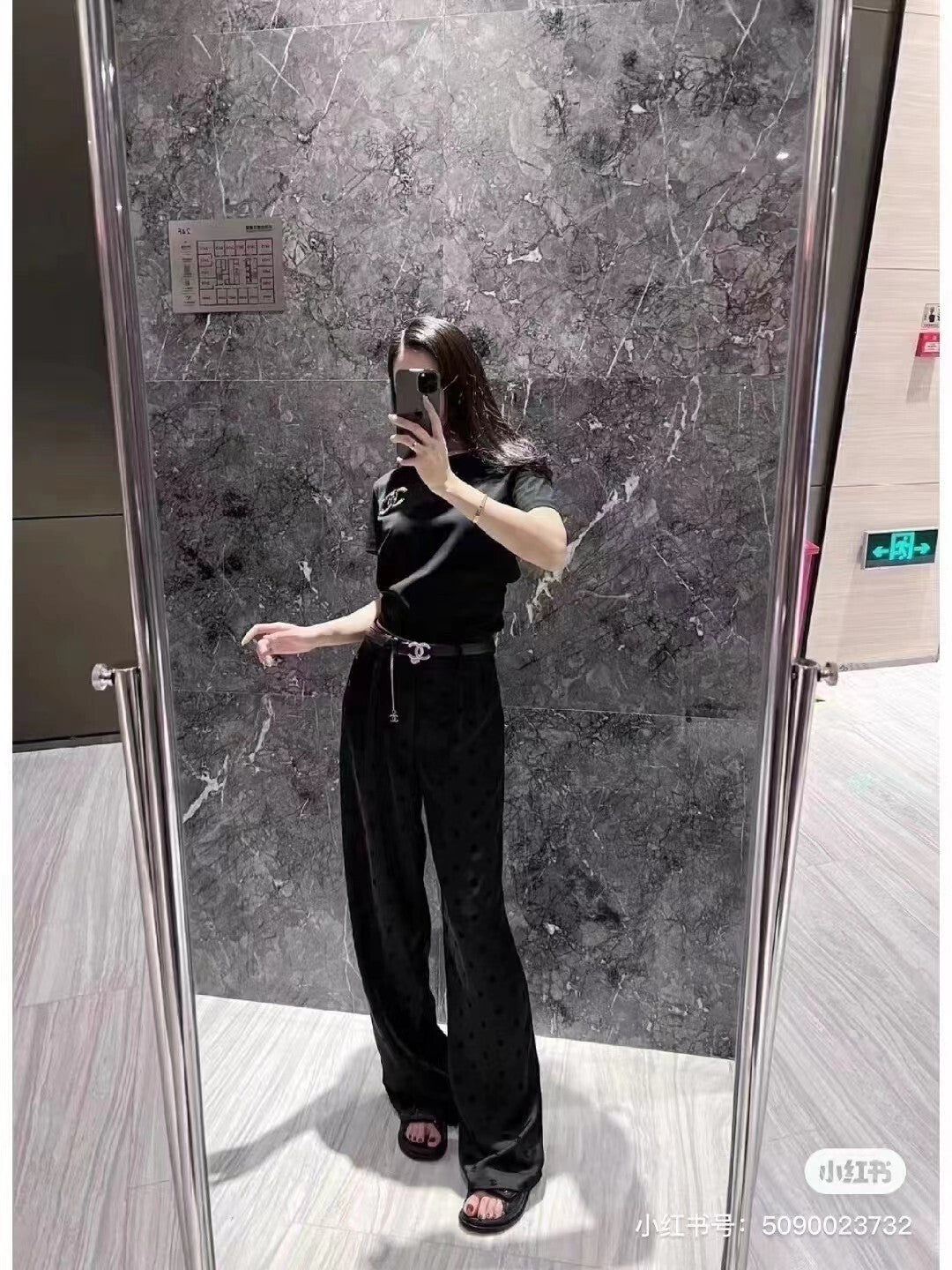 Le Pantalon Droit Noir : L'Essence du Chic Minimaliste et Intemporel