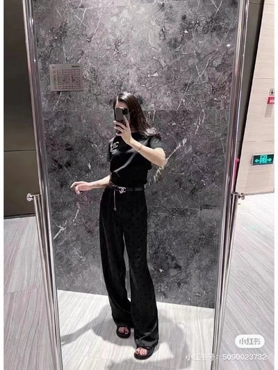 Le Pantalon Droit Noir : L'Essence du Chic Minimaliste et Intemporel