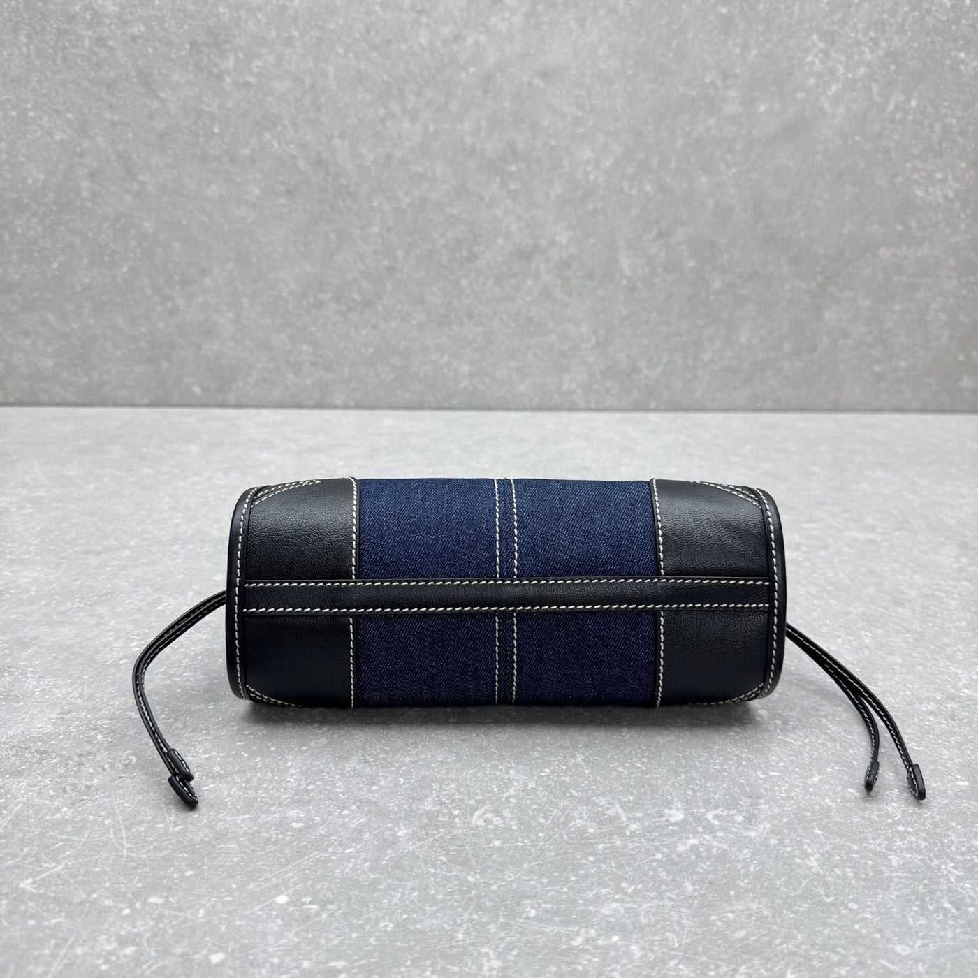 VAREL Denim Chic : Sac Mini Bowling en Jean et Cuir Noir avec Surpiqûres Contrastantes