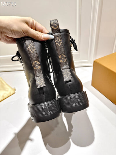 La Botte Velours Signée : Le Motif Iconique au Service du Luxe Décontracté