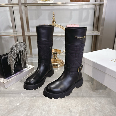 La Botte Matelassée Haute Couture : L'Allure Parisienne Audacieuse et Déterminée