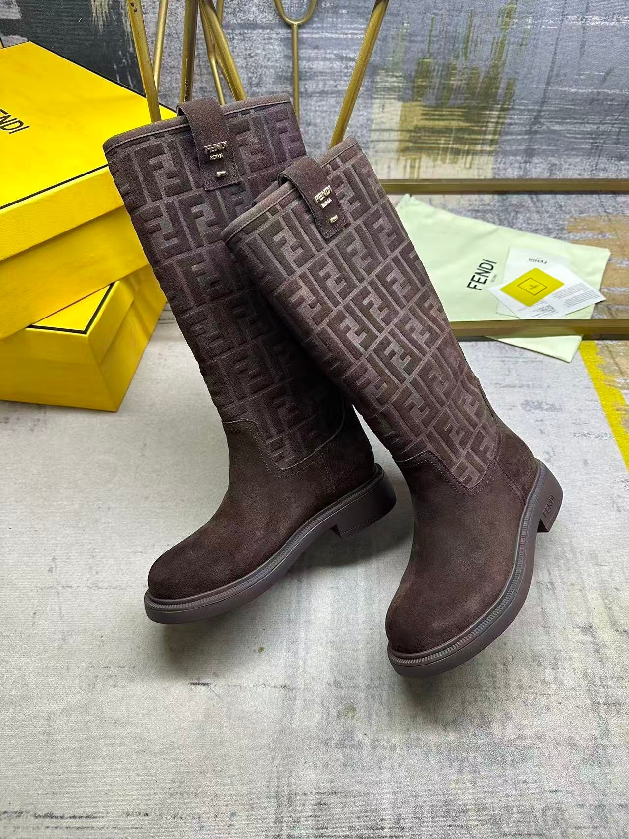 La Botte Haute Signature : Affirmez Votre Style Luxe avec Confort et Audace