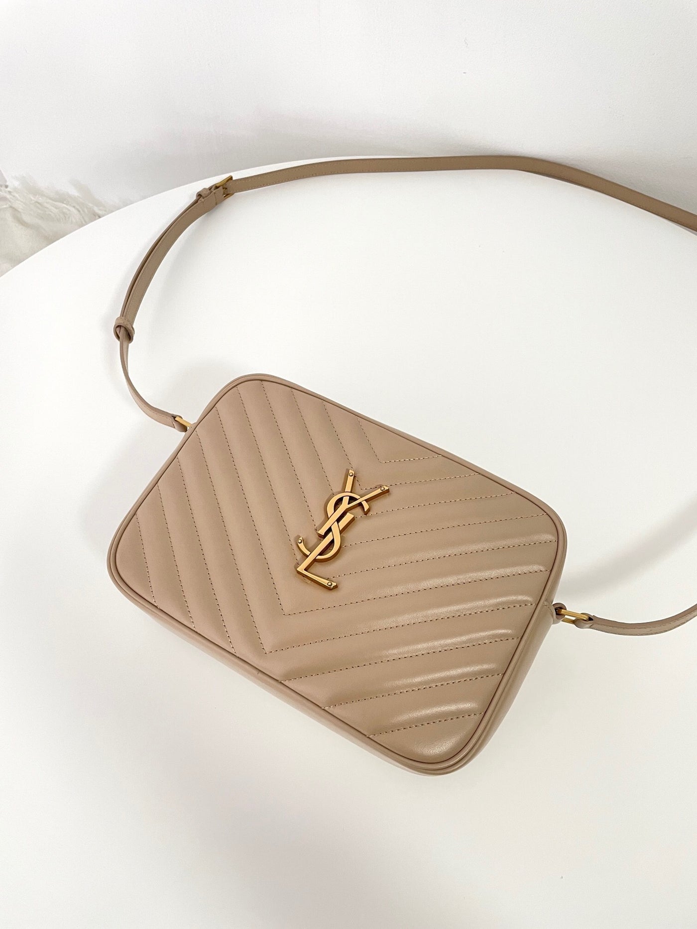 VAREL Chic Intemporel : Sac Bandoulière Camera Taupe et Finitions Dorées