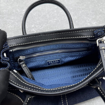 VAREL Denim Chic : Sac Mini Bowling en Jean et Cuir Noir avec Surpiqûres Contrastantes