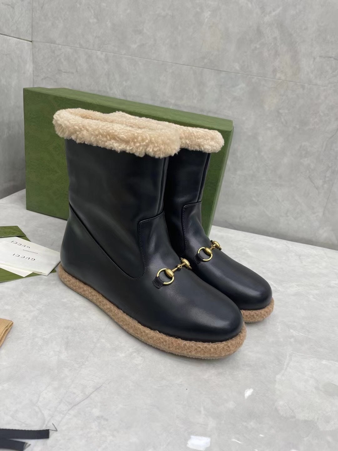 La Combat Boot Chaînée : L'Allure Rebelle et le Caractère Urbain