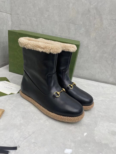 La Combat Boot Chaînée : L'Allure Rebelle et le Caractère Urbain