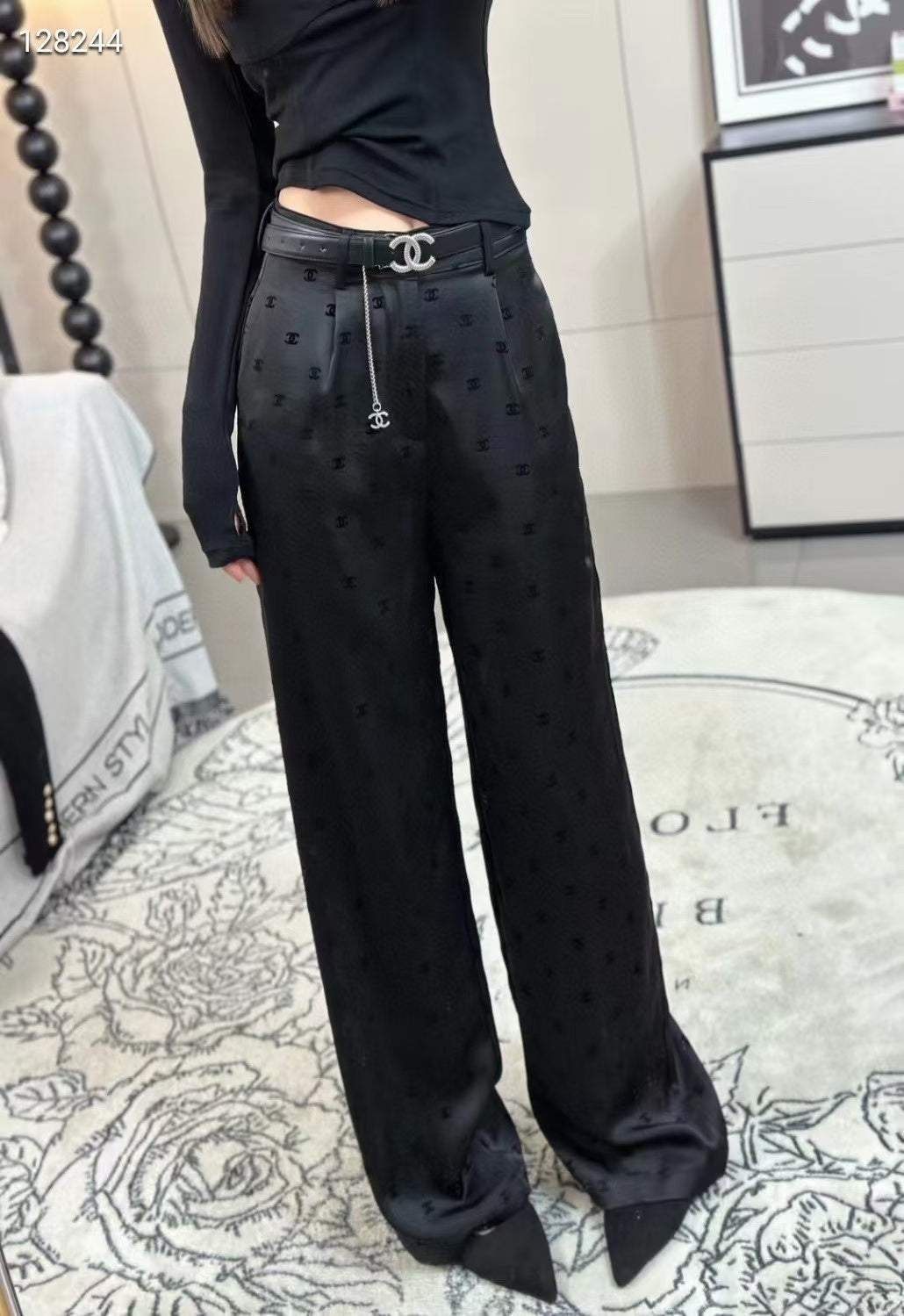 Le Pantalon Droit Noir : L'Essence du Chic Minimaliste et Intemporel