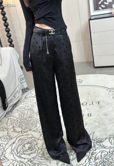 Le Pantalon Droit Noir : L'Essence du Chic Minimaliste et Intemporel