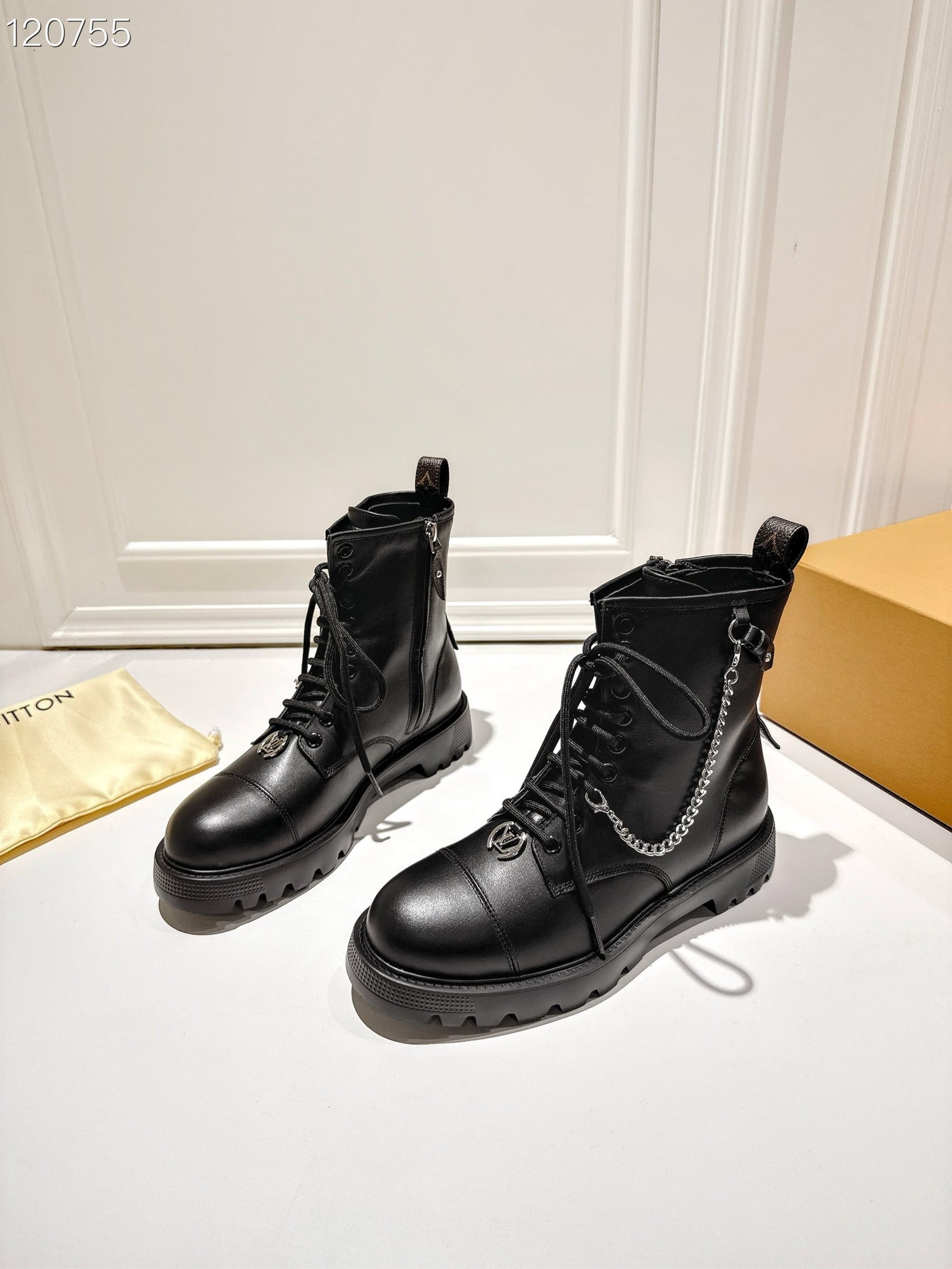 La Botte Velours Signée : Le Motif Iconique au Service du Luxe Décontracté