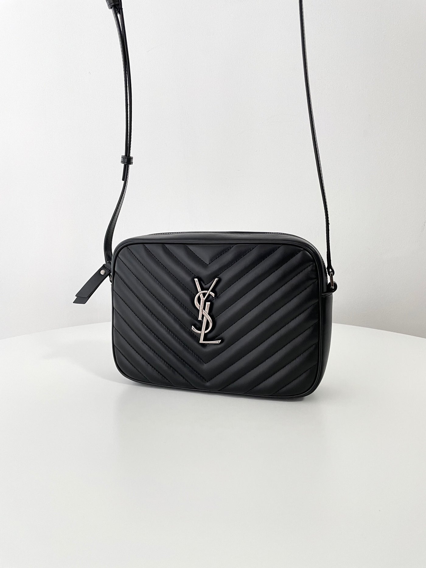 VAREL Rock Chic : Sac Bandoulière Camera Noir Chevron et Métal Argenté