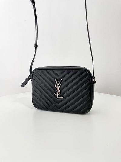 VAREL Rock Chic : Sac Bandoulière Camera Noir Chevron et Métal Argenté
