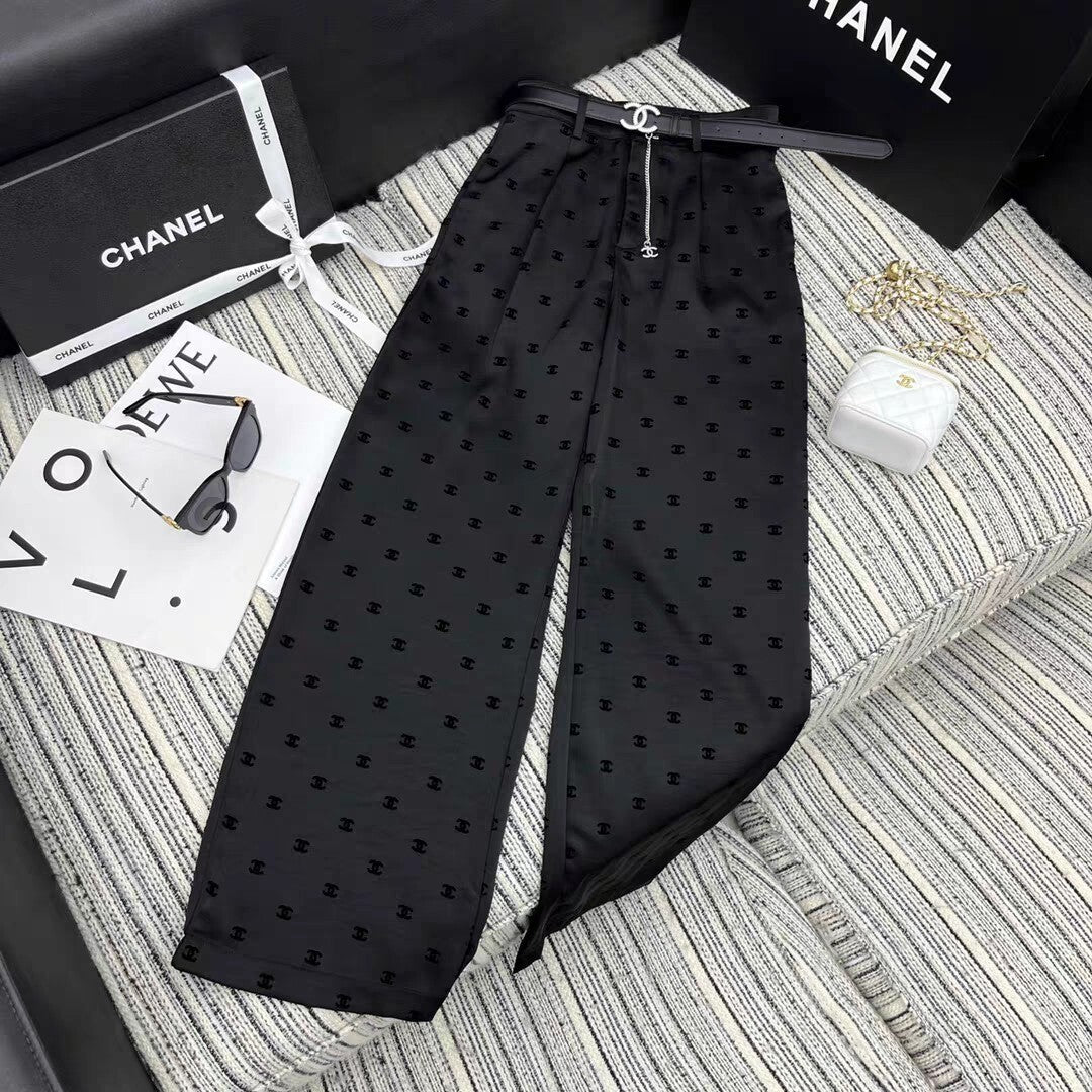 Le Pantalon Droit Noir : L'Essence du Chic Minimaliste et Intemporel