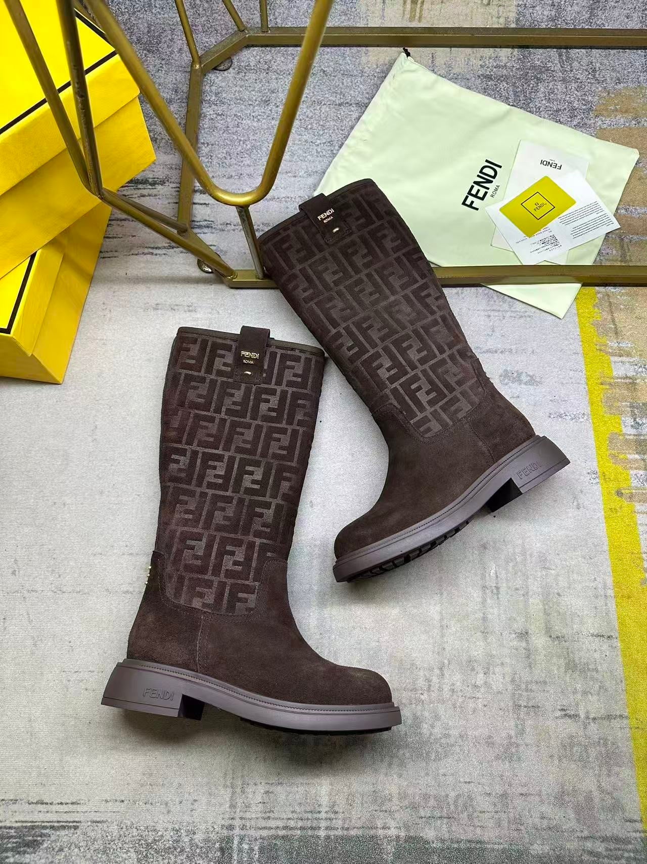 La Botte Haute Signature : Affirmez Votre Style Luxe avec Confort et Audace