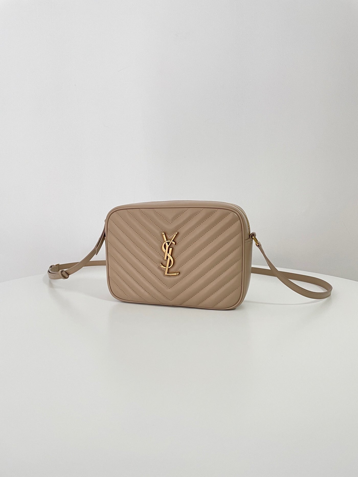 VAREL Chic Intemporel : Sac Bandoulière Camera Taupe et Finitions Dorées