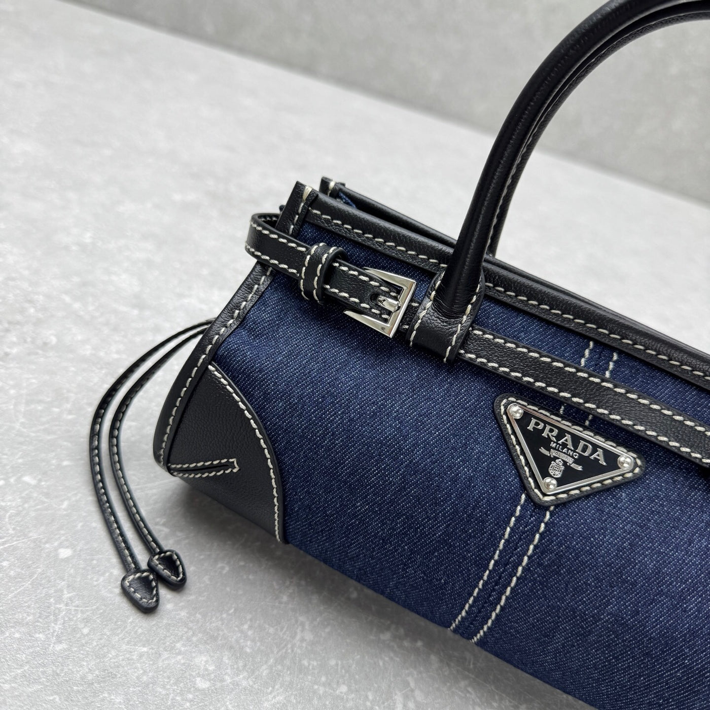 VAREL Denim Chic : Sac Mini Bowling en Jean et Cuir Noir avec Surpiqûres Contrastantes