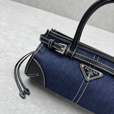 VAREL Denim Chic : Sac Mini Bowling en Jean et Cuir Noir avec Surpiqûres Contrastantes