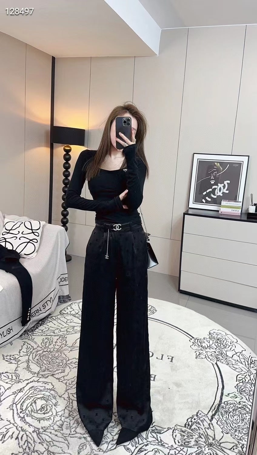 Le Pantalon Droit Noir : L'Essence du Chic Minimaliste et Intemporel