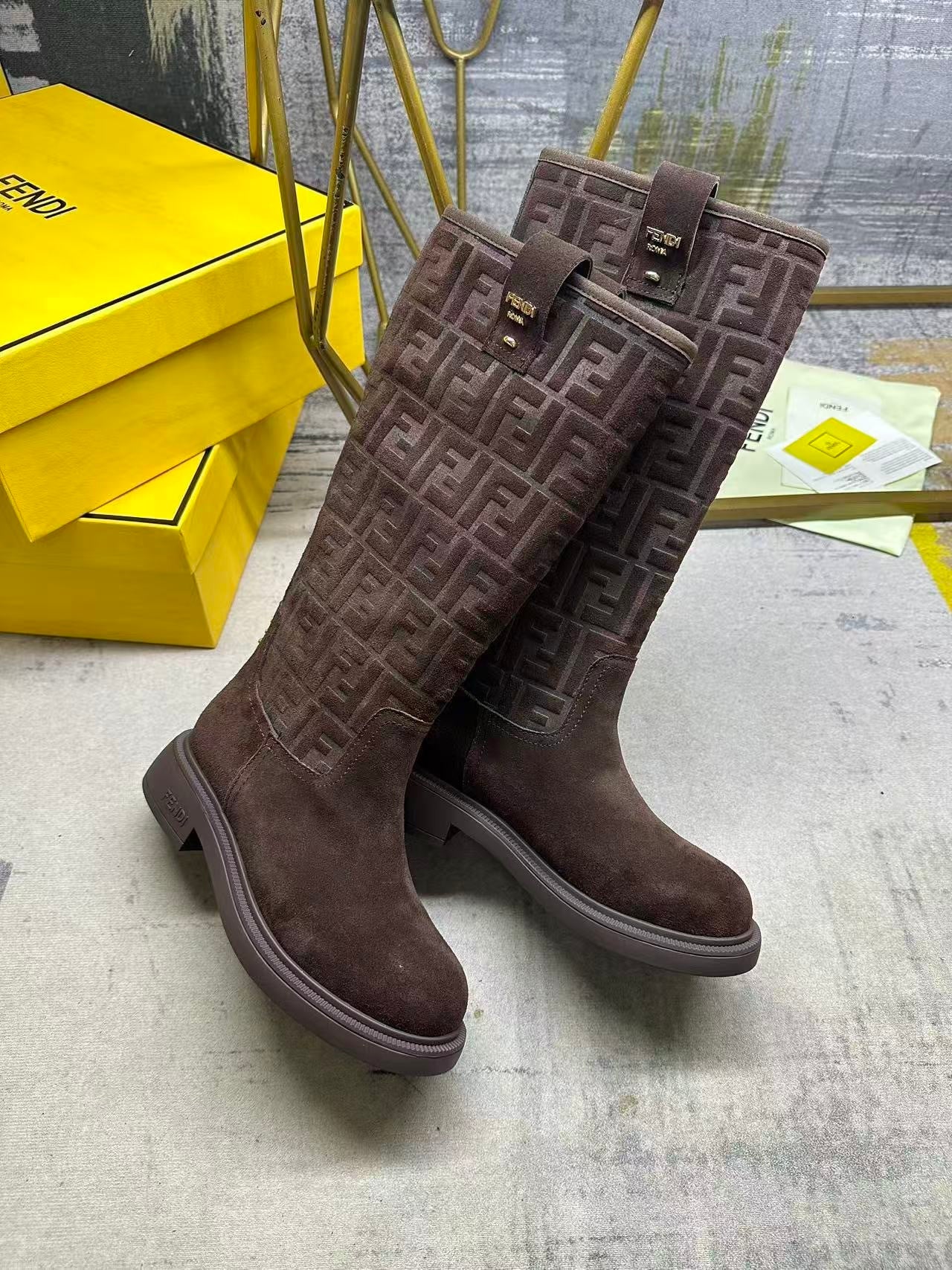 La Botte Haute Signature : Affirmez Votre Style Luxe avec Confort et Audace