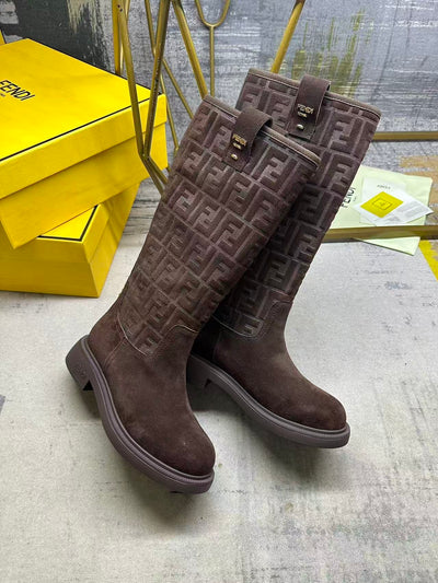 La Botte Haute Signature : Affirmez Votre Style Luxe avec Confort et Audace