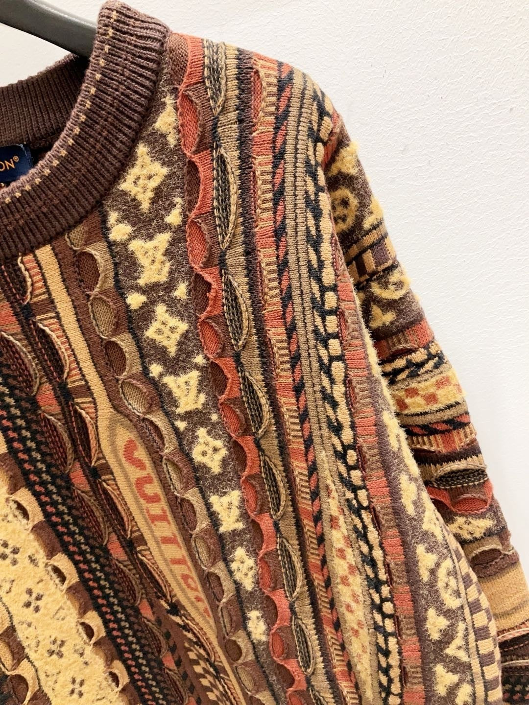 L'Élégance Intemporelle : Maille Sculpturale, Style Unique.