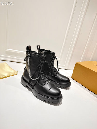 La Botte Velours Signée : Le Motif Iconique au Service du Luxe Décontracté