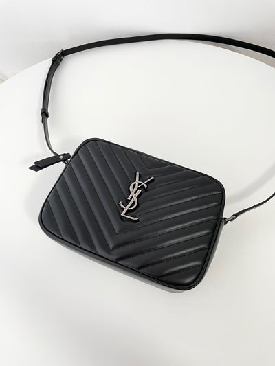 VAREL Rock Chic : Sac Bandoulière Camera Noir Chevron et Métal Argenté