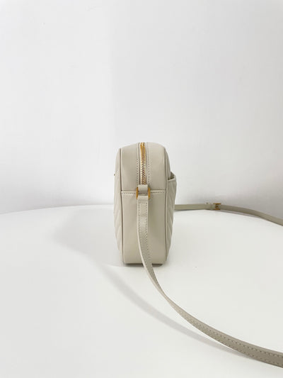 VAREL Lumière Douce : Sac Bandoulière Camera Crème Matelassé et Métal Doré