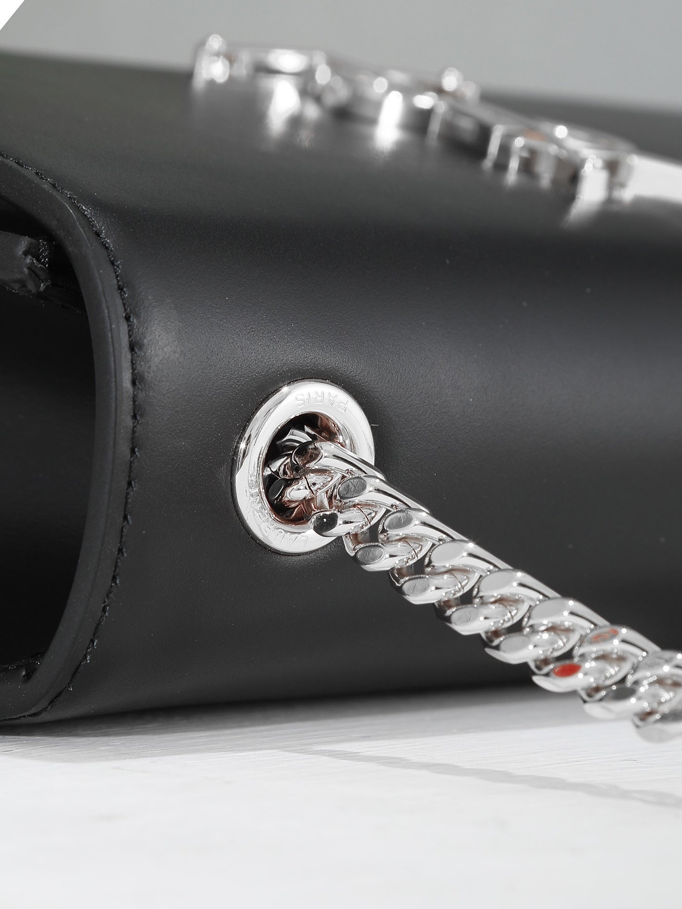 L'Élégance Éternelle : Le Compagnon du Quotidien.