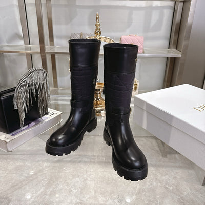 La Botte Matelassée Haute Couture : L'Allure Parisienne Audacieuse et Déterminée