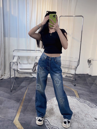 Le Pantalon Large Fluide : La Pièce Maîtresse pour une Allure Élancée et Sans Effort