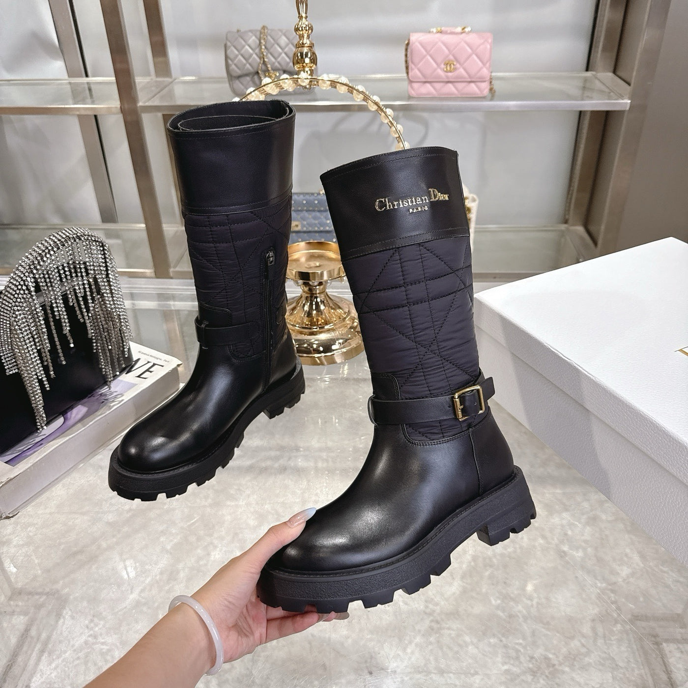 La Botte Matelassée Haute Couture : L'Allure Parisienne Audacieuse et Déterminée