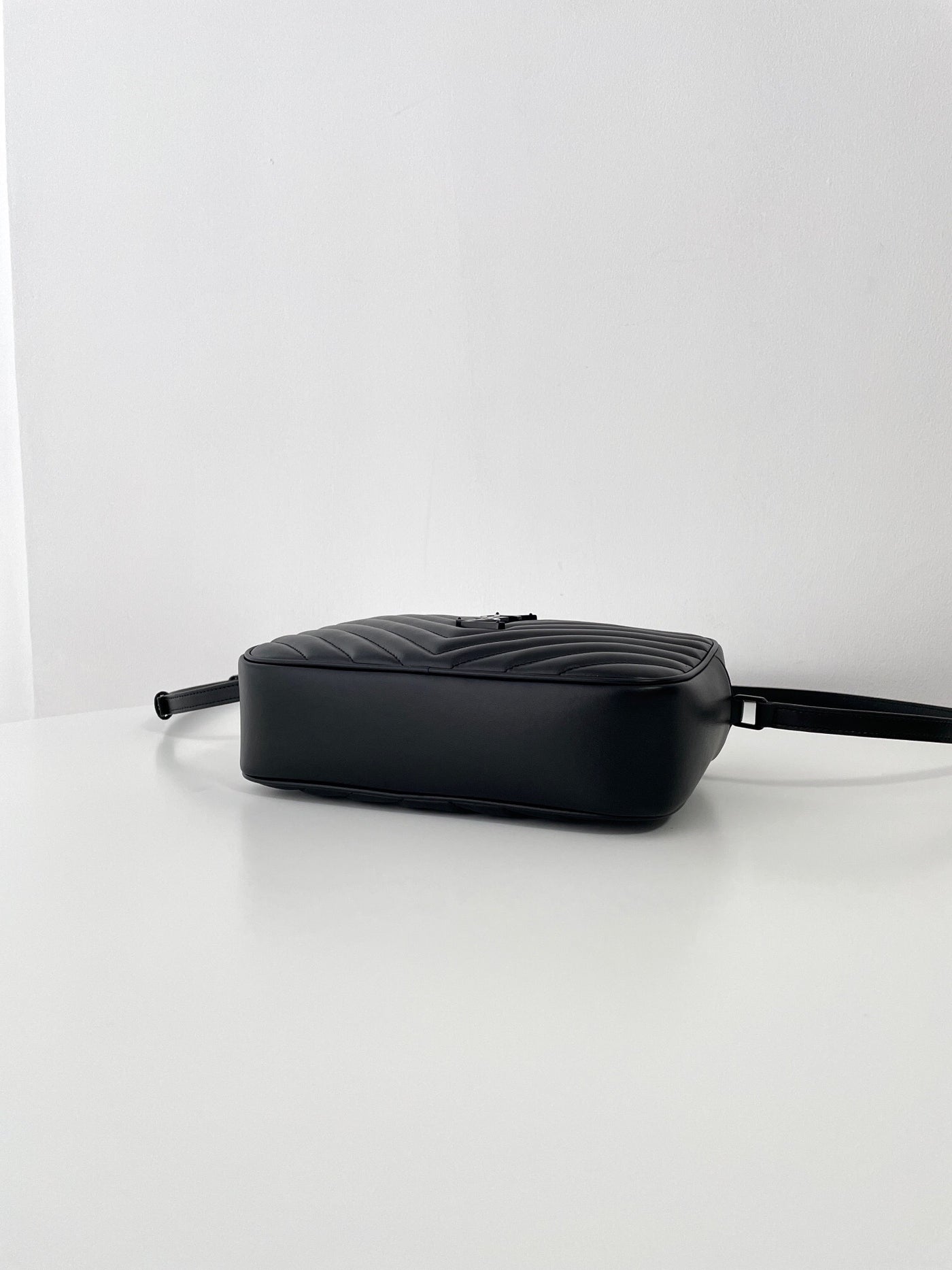 VAREL Rock Chic : Sac Bandoulière Camera Noir Chevron et Métal Argenté