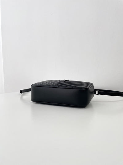 VAREL Rock Chic : Sac Bandoulière Camera Noir Chevron et Métal Argenté