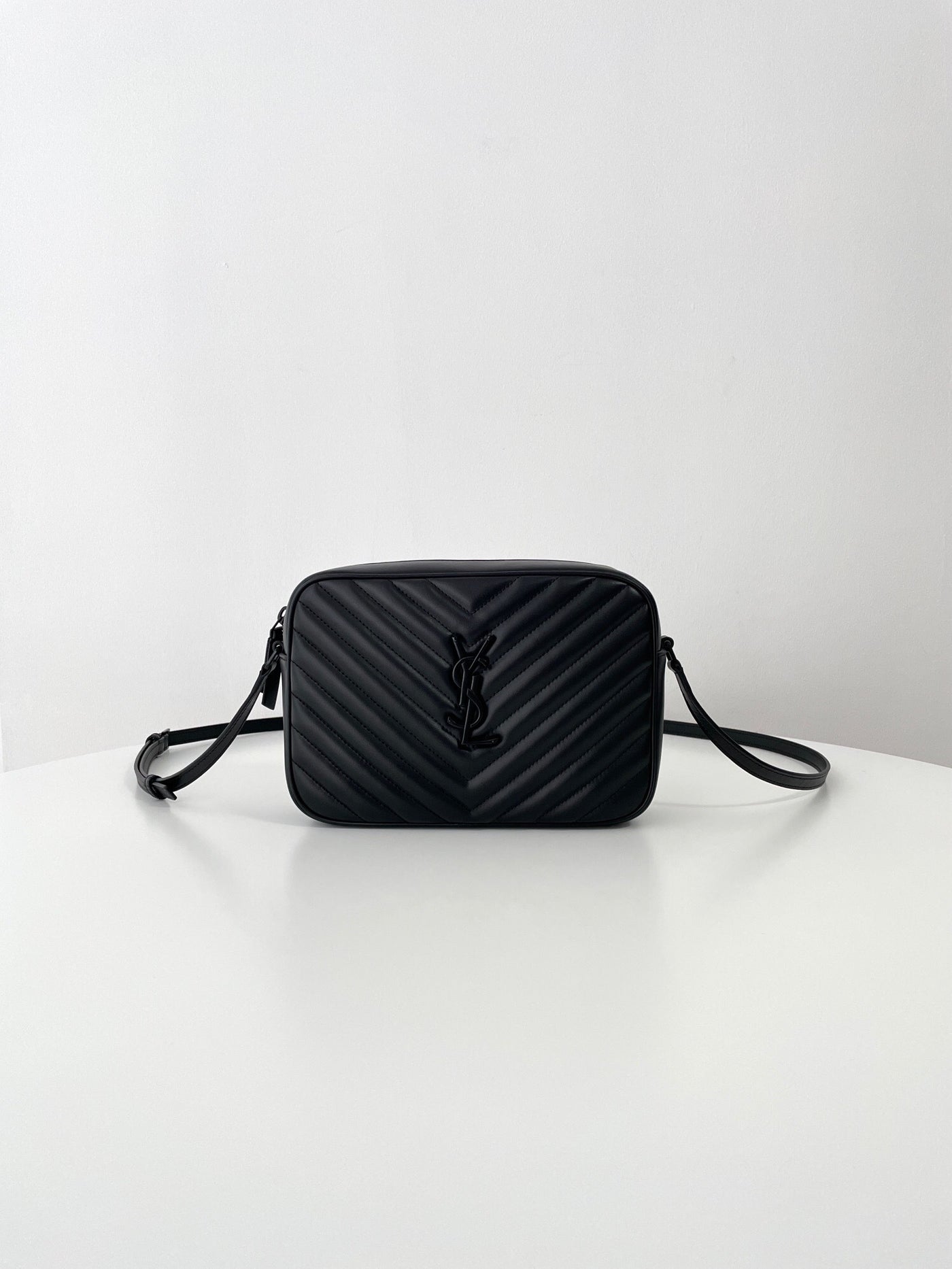VAREL Rock Chic : Sac Bandoulière Camera Noir Chevron et Métal Argenté