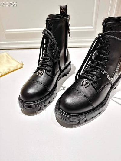 La Botte Velours Signée : Le Motif Iconique au Service du Luxe Décontracté