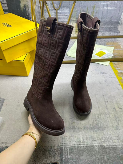 La Botte Haute Signature : Affirmez Votre Style Luxe avec Confort et Audace