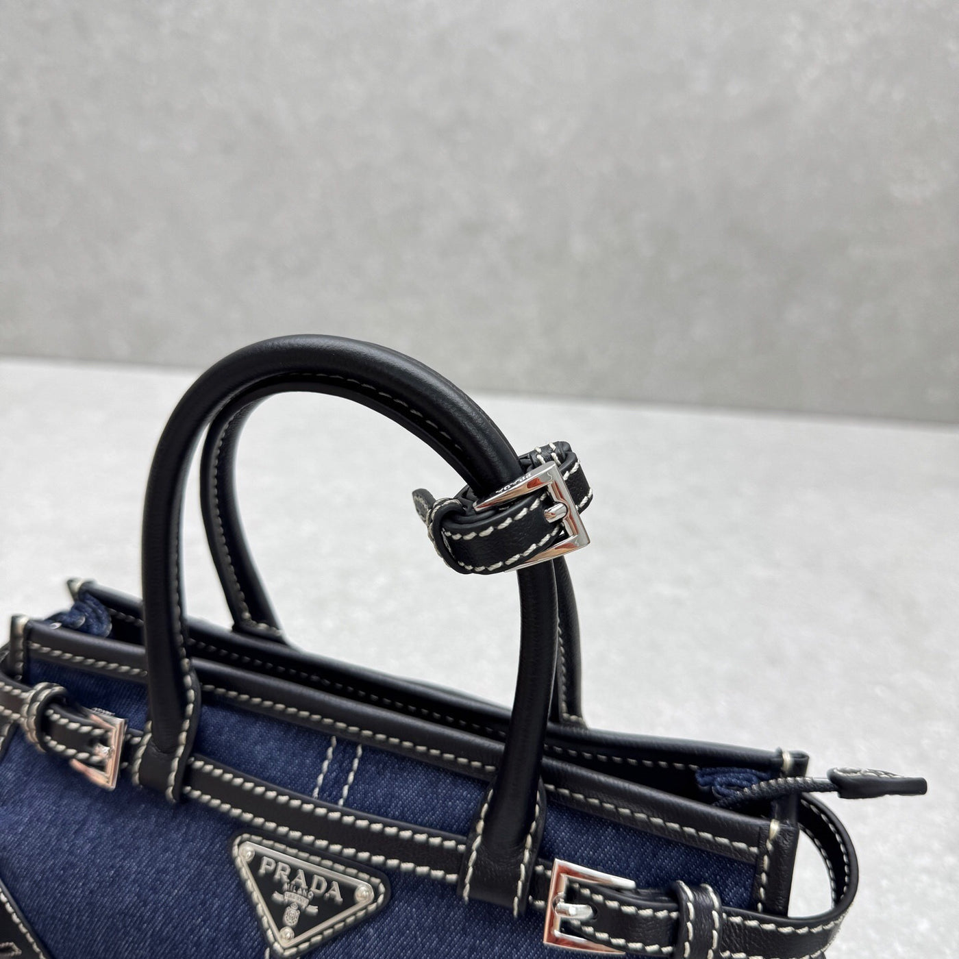 VAREL Denim Chic : Sac Mini Bowling en Jean et Cuir Noir avec Surpiqûres Contrastantes