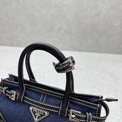 VAREL Denim Chic : Sac Mini Bowling en Jean et Cuir Noir avec Surpiqûres Contrastantes
