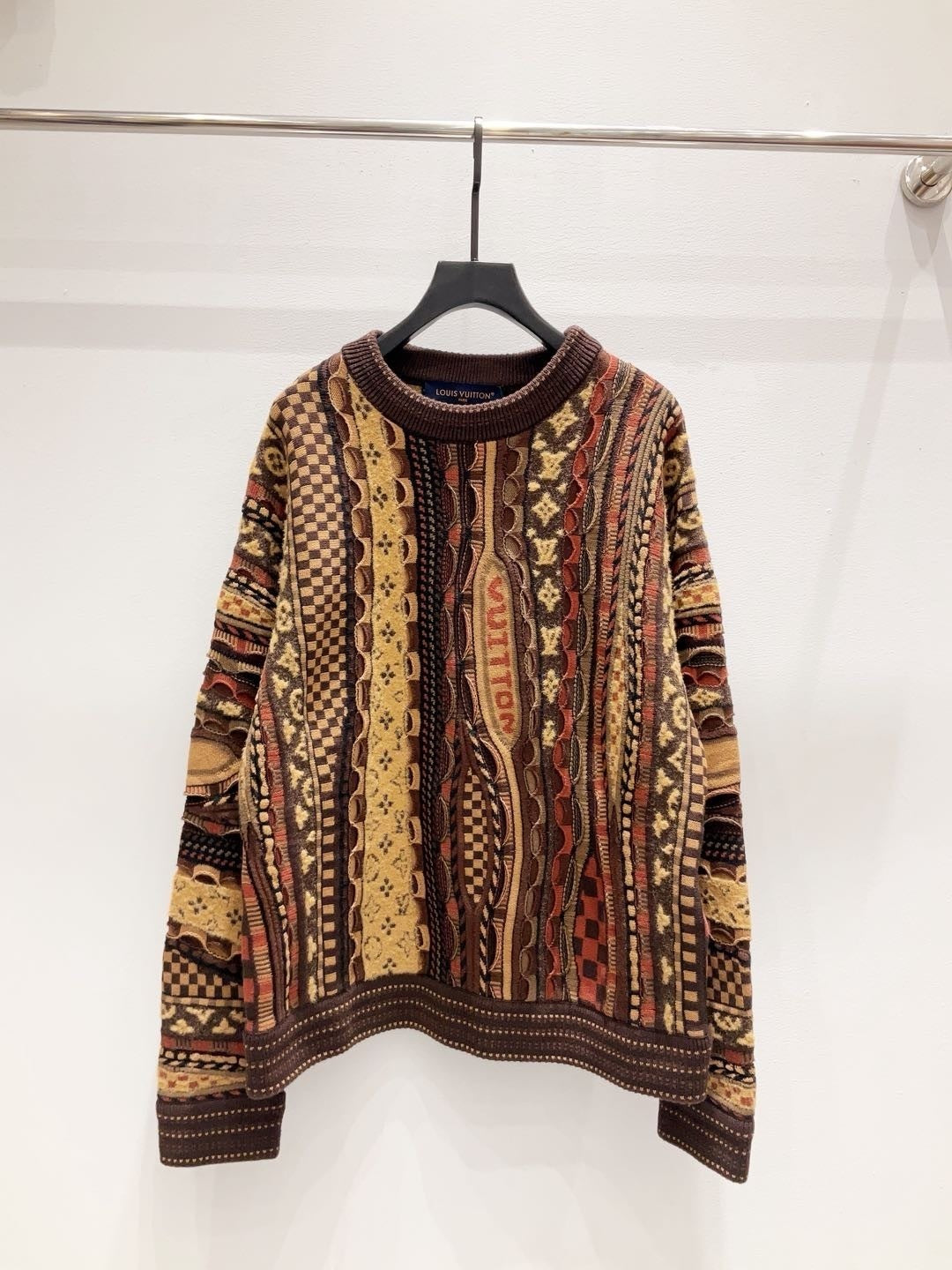 L'Élégance Intemporelle : Maille Sculpturale, Style Unique.