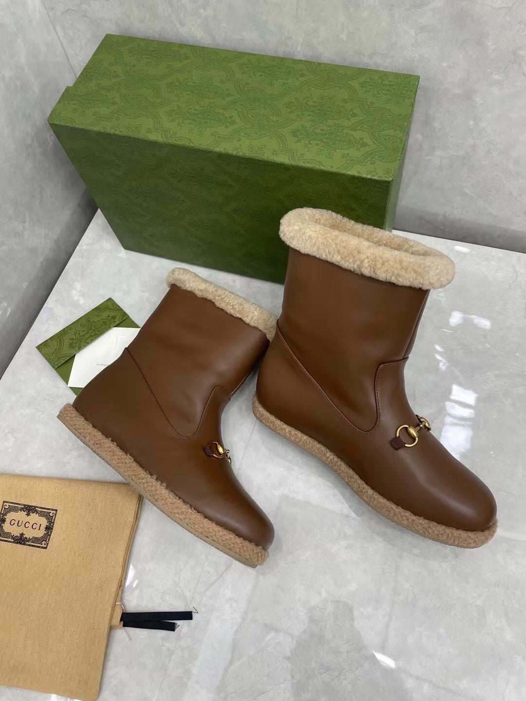 La Combat Boot Chaînée : L'Allure Rebelle et le Caractère Urbain