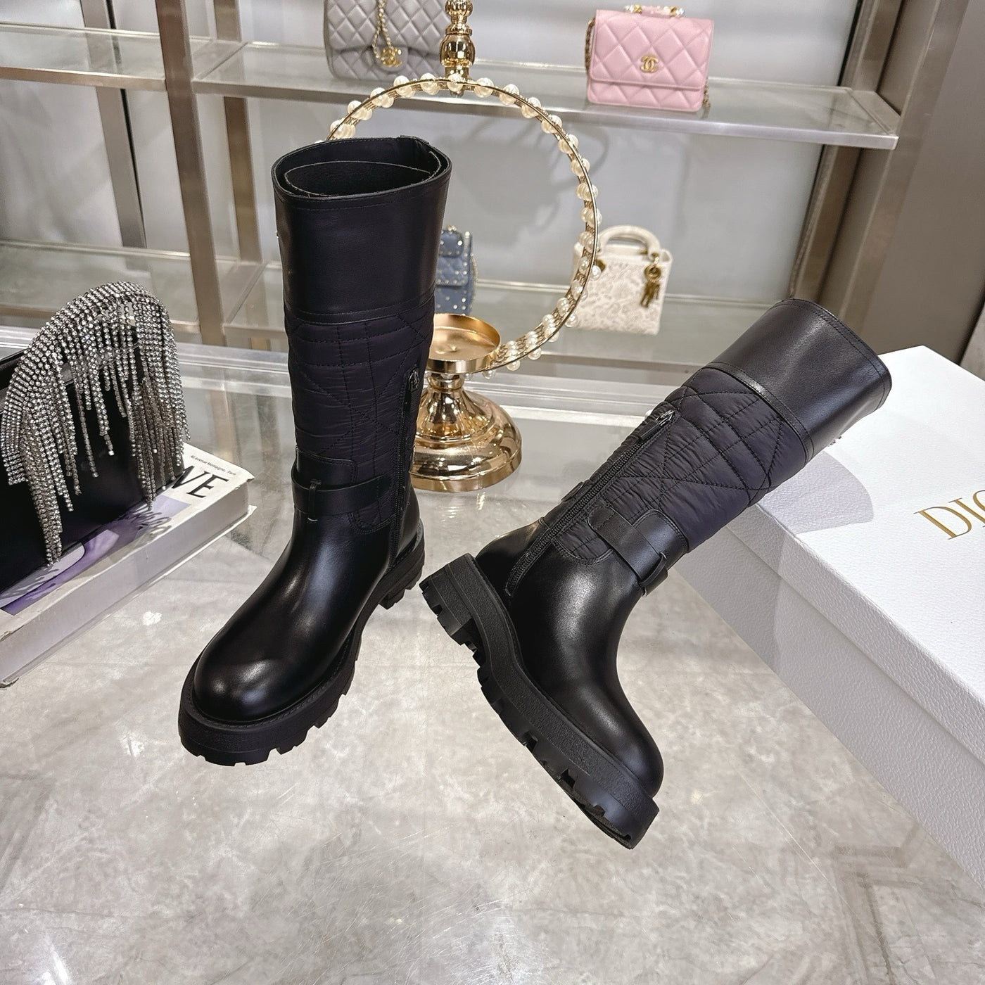 La Botte Matelassée Haute Couture : L'Allure Parisienne Audacieuse et Déterminée