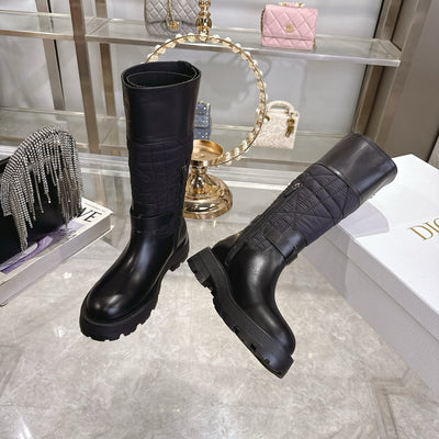 La Botte Matelassée Haute Couture : L'Allure Parisienne Audacieuse et Déterminée