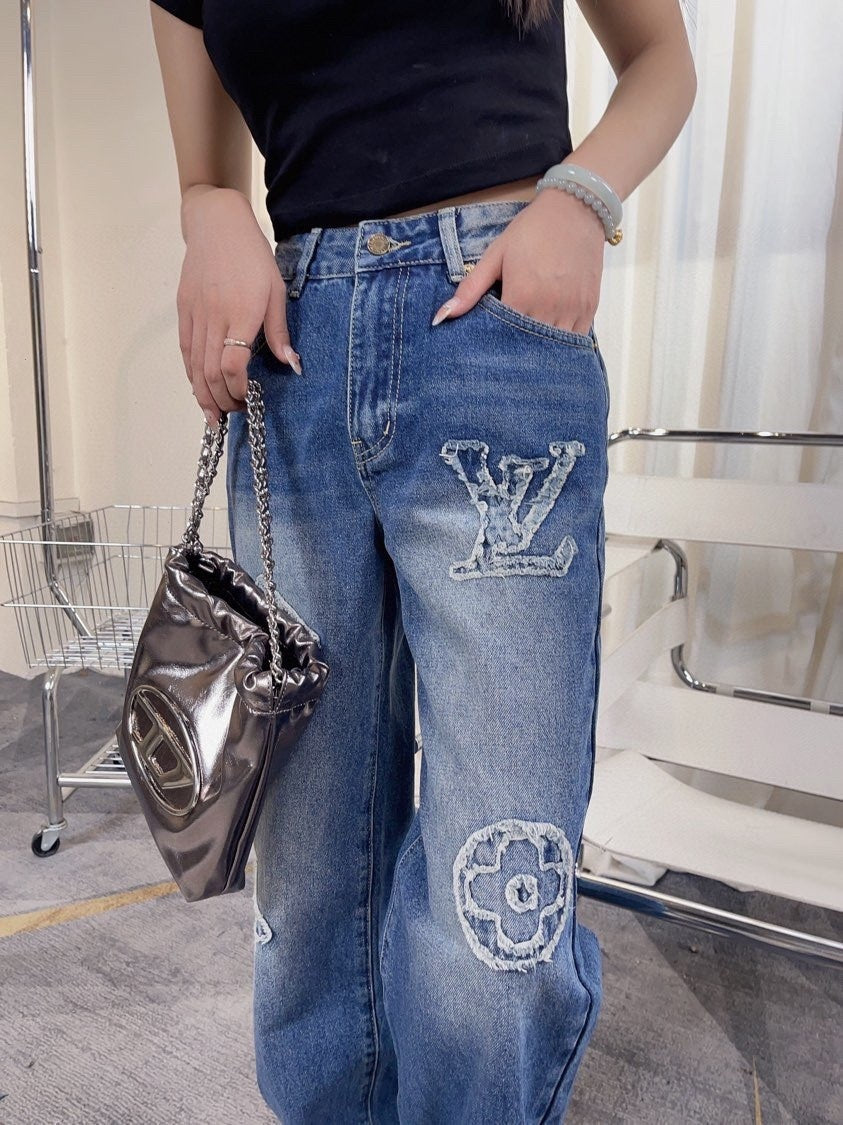 Le Pantalon Large Fluide : La Pièce Maîtresse pour une Allure Élancée et Sans Effort