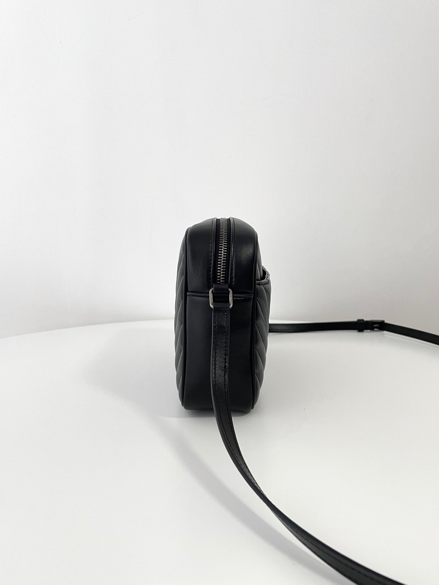 VAREL Rock Chic : Sac Bandoulière Camera Noir Chevron et Métal Argenté