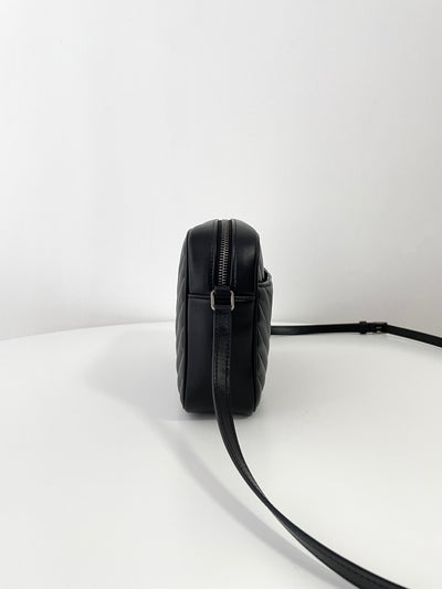 VAREL Rock Chic : Sac Bandoulière Camera Noir Chevron et Métal Argenté