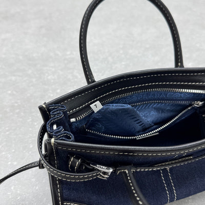 VAREL Denim Chic : Sac Mini Bowling en Jean et Cuir Noir avec Surpiqûres Contrastantes