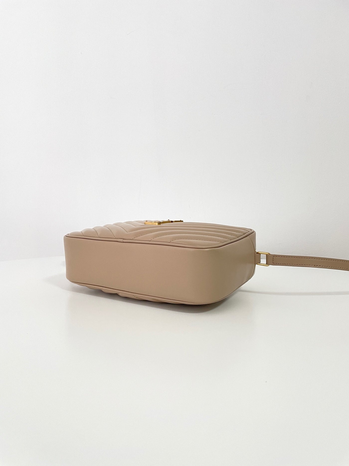 VAREL Chic Intemporel : Sac Bandoulière Camera Taupe et Finitions Dorées