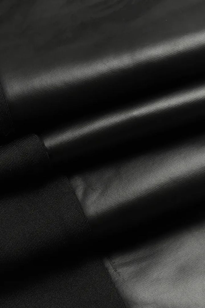 Pantalon en similicuir avec bordure contrastante et fermeture éclair