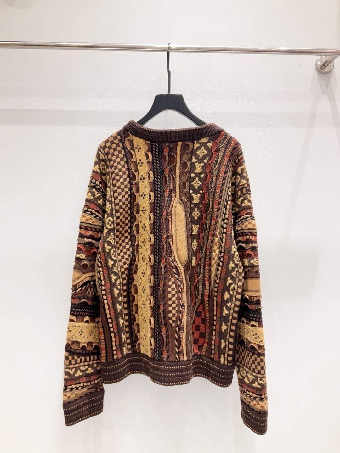 L'Élégance Intemporelle : Maille Sculpturale, Style Unique.